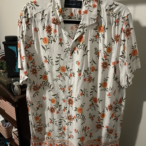 Abercrombie and Fitch- Summer Short Sleeve - Picture 2 of 3